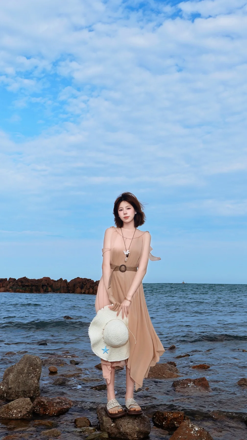李纯在海边岩石上的清新全身人像